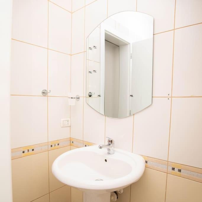 Suprem Apartment Тирана Экстерьер фото